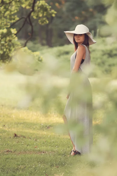 Donna con cappello bianco — Foto Stock