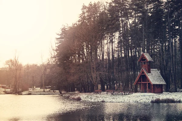 Houten huis in de buurt van lake — Stockfoto