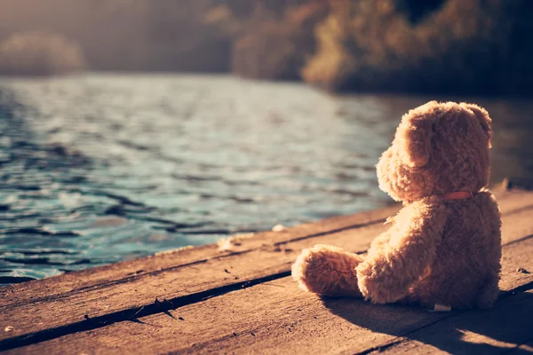 Teddy bear on pier — Stock Photo, Image