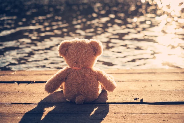 Teddy bear on pier — Stock Photo, Image