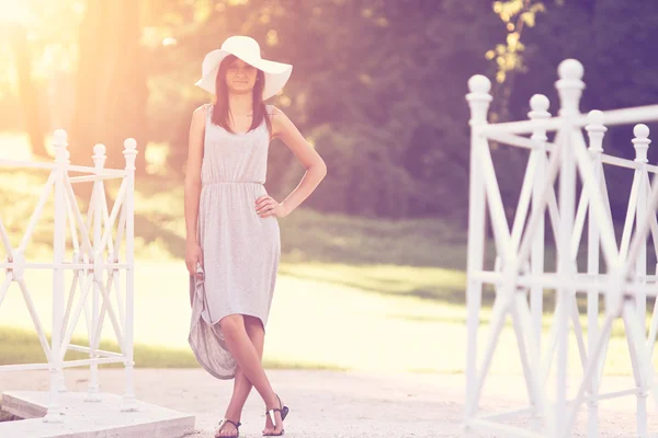 여자 착용 백색 모자 — 스톡 사진