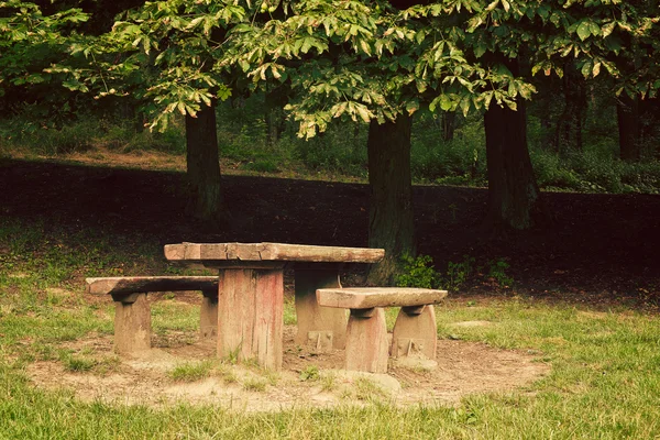 Mesa y banco en el parque —  Fotos de Stock