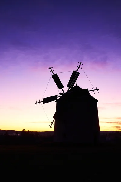 Steinwindmühle bei Sonnenuntergang — Stockfoto