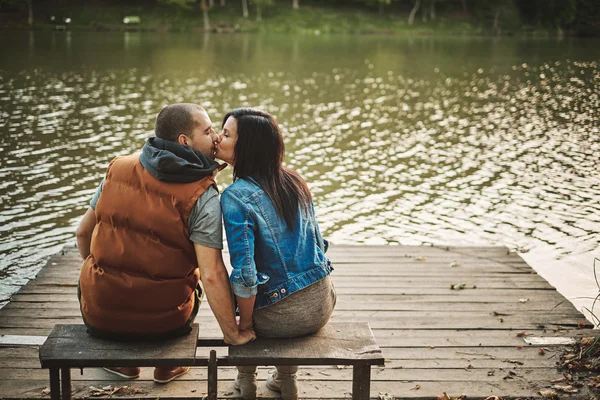 Casal beijando em um cais — Fotografia de Stock
