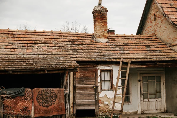 Старый деревенский дом — стоковое фото