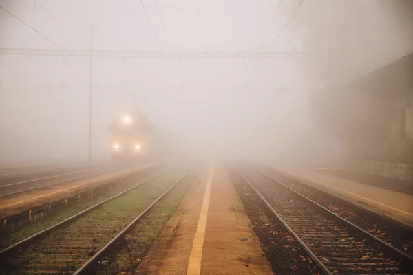 Sisli gün tren — Stok fotoğraf
