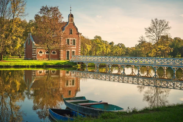 Ponte no parque de outono — Fotografia de Stock