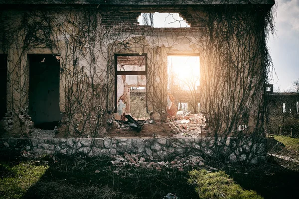 Verwoeste gebouw gevel — Stockfoto