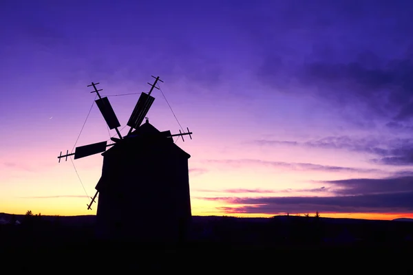 Steinwindmühle bei Sonnenuntergang — Stockfoto