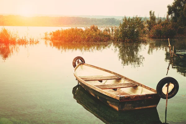 Houten boot op het meer — Stockfoto