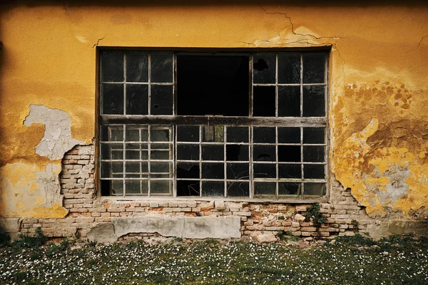 Edificio viejo abandonado — Foto de Stock