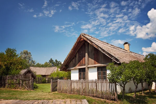 Vesničané dřevěný dům — Stock fotografie