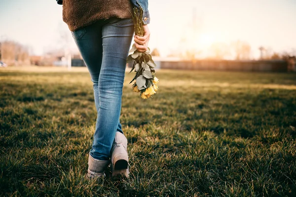 Frau mit gelber Rose — Stockfoto