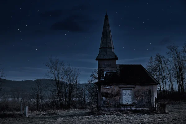 Cimetière abandonné effrayant — Photo