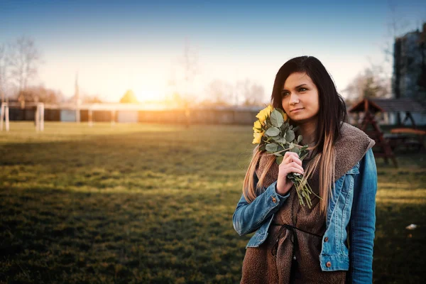 Yellow roses in the park — Stock Photo, Image