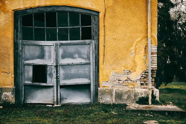 Antiguo garaje abandonado — Foto de Stock