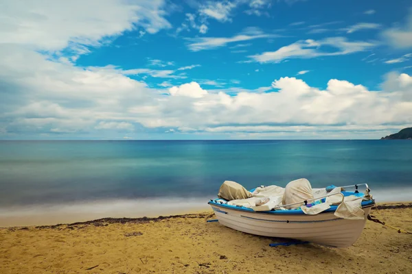 Bateau en bois blanc — Photo