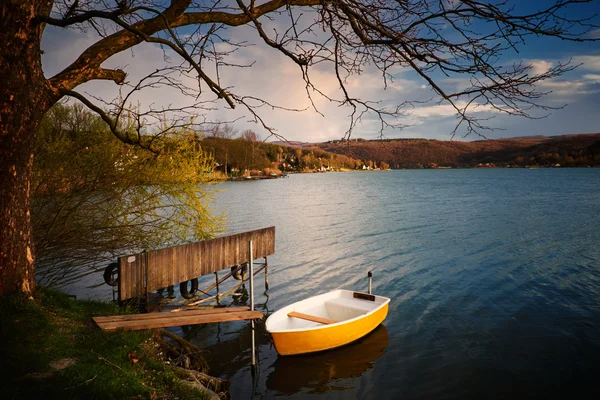 Loď na jezeře poblíž pier — Stock fotografie