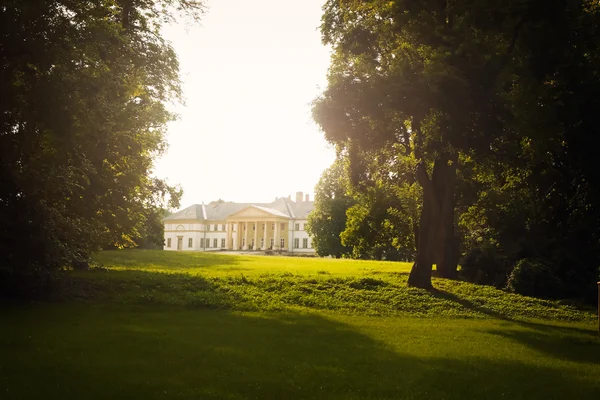 Castello nel parco verde — Foto Stock