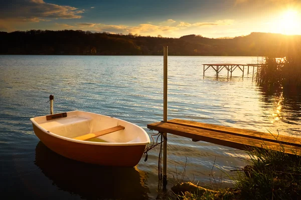 桟橋の近くの湖でボートします。 — ストック写真