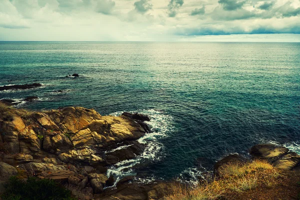 Rocas en el mar y cielo nublado —  Fotos de Stock