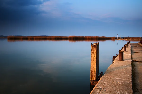 Причал на берегу у воды — стоковое фото