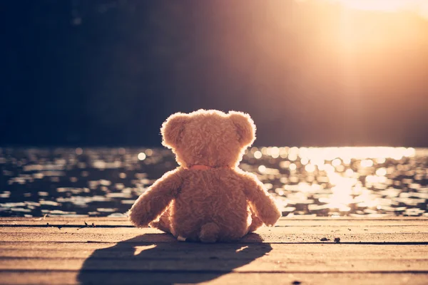 Teddy bear on pier — Stock Photo, Image