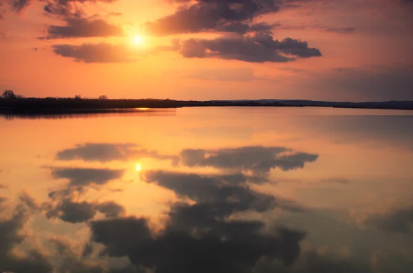 日没湖風景 — ストック写真