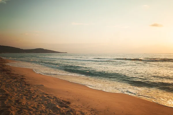 Côte tropicale au coucher du soleil — Photo