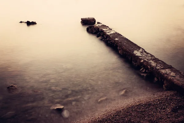 Jetty en la costa cerca del agua —  Fotos de Stock