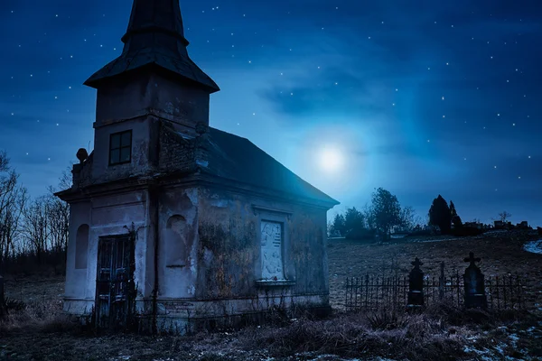 Cementerio abandonado espeluznante —  Fotos de Stock