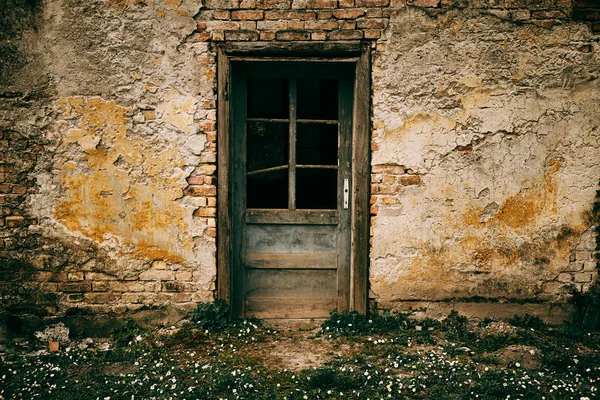 Hausfassade aufgegeben — Stockfoto