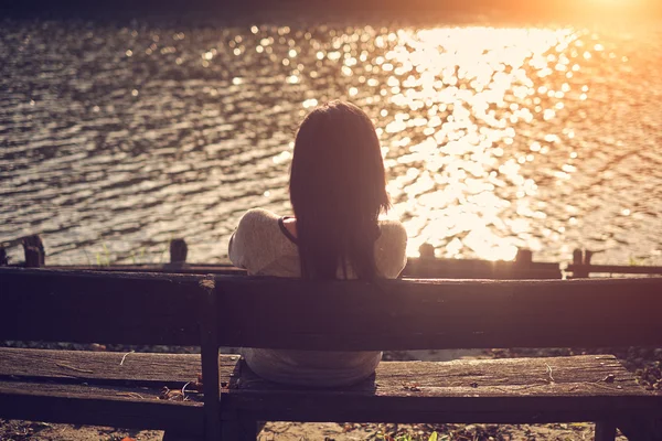 Vrouw zittend op bank — Stockfoto