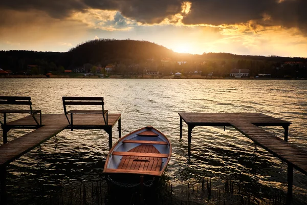 Boot auf dem See in der Nähe der Seebrücke — Stockfoto