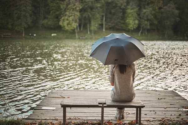 Parasol gospodarstwa kobieta — Zdjęcie stockowe