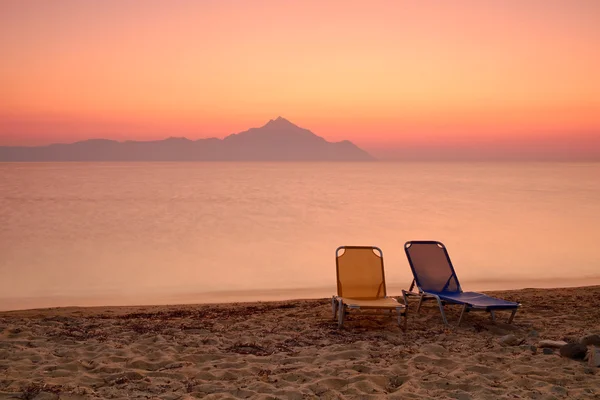 Sedie sulla spiaggia del tramonto — Foto Stock