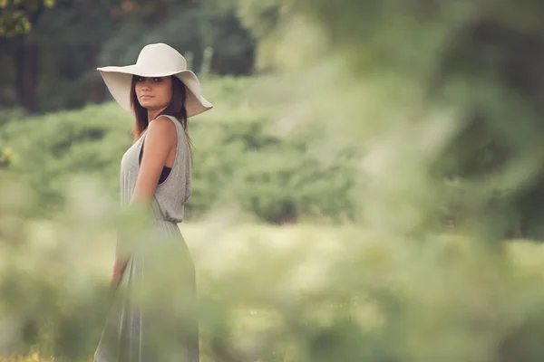 Signora con cappello bianco — Foto Stock