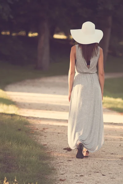 Señora de sombrero blanco — Foto de Stock