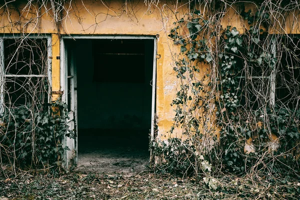 Vecchio edificio abbandonato — Foto Stock