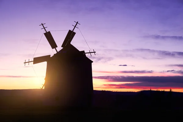 Sten väderkvarn vid solnedgången — Stockfoto