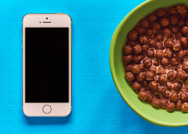 Завтрак в тарелке и смартфоне
