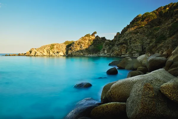 Bella spiaggia con acqua blu — Foto Stock