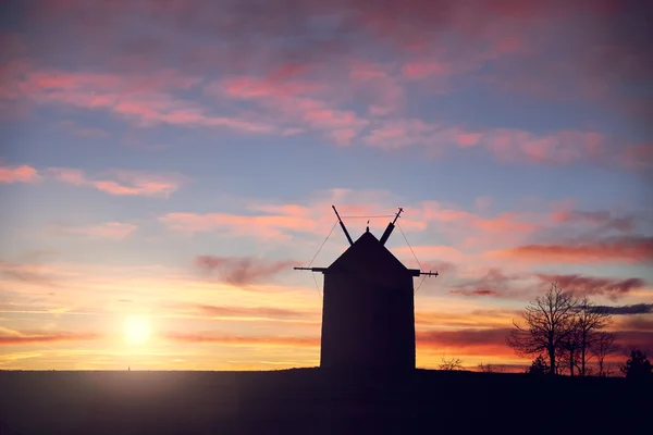 Steinwindmühle bei Sonnenuntergang — Stockfoto