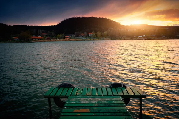 Molo na zachód słońca nad jeziorem — Zdjęcie stockowe