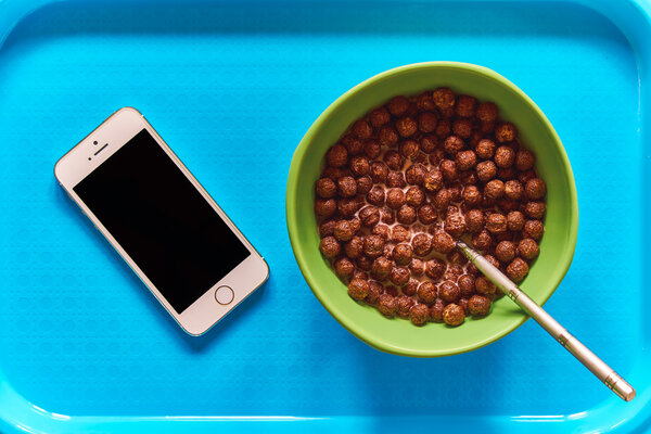 Завтрак в тарелке и смартфоне
