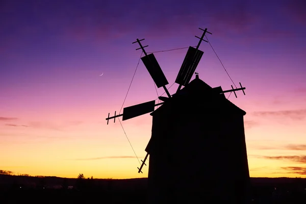 Sten väderkvarn vid solnedgången — Stockfoto