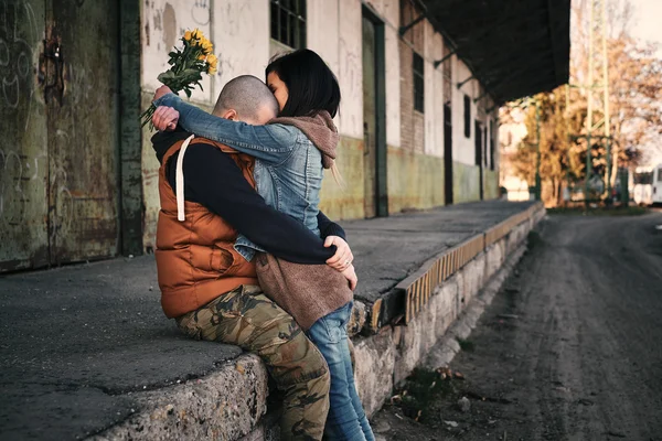 Jong (echt) paar knuffels — Stockfoto