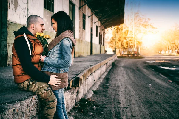 Casal com flores amarelas — Fotografia de Stock