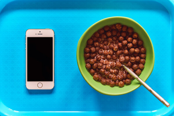 Завтрак в тарелке и смартфоне
