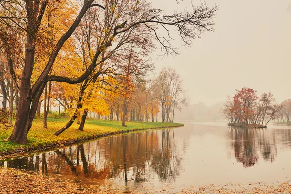 Lago autunnale nel parco — Foto Stock